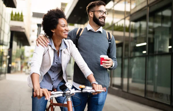 Junges Paar Hat Spaß Der Stadt Glückliches Paar Auf Radtour — Stockfoto