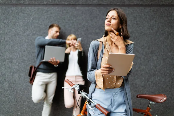 Grupo Jóvenes Felices Utilizando Dispositivos Electrónicos Aire Libre — Foto de Stock