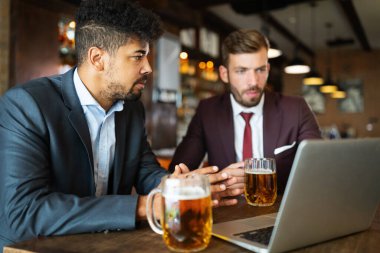 Yakışıklı iki iş adamının barda toplantısı var.