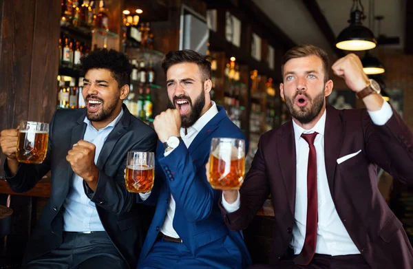 Χαρούμενοι Παλιοί Φίλοι Επιχειρηματίας Που Διασκεδάζει Και Πίνει Μπύρα Μπαρ — Φωτογραφία Αρχείου
