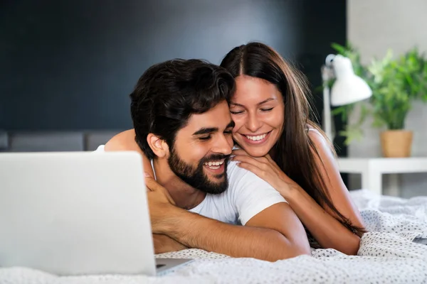 Casal Feliz Com Laptop Cama Lendo Notícias Sorrindo — Fotografia de Stock