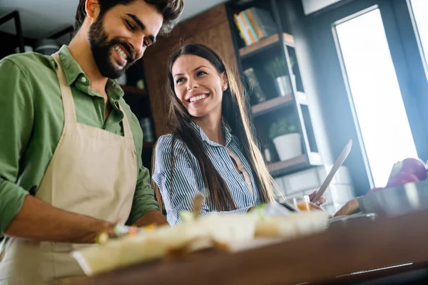 Schönes Junges Glückliches Paar Benutzt Ein Digitales Tablet Und Lächelt — Stockfoto