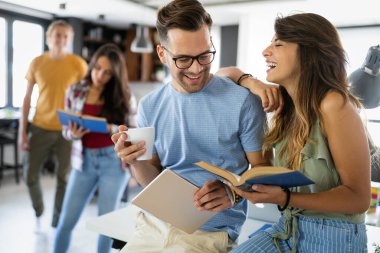 Çeşitlilik öğrencileri mutluluk takım çalışması eğitim kavramını arkadaş edindi