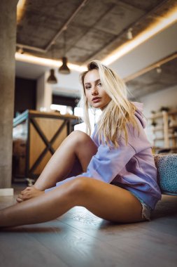 Evdeki güzel sarışın kadının rahatlatıcı portresi.