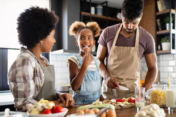 Aliments Sains Maison Heureuse Famille Noire Dans Cuisine Amuser Cuisiner — Photo