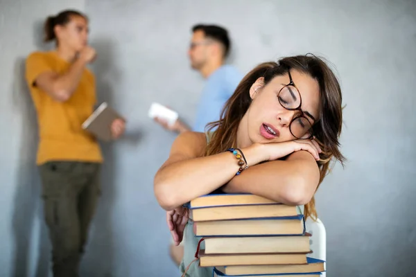 Κουρασμένη Φοιτήτρια Κοιμάται Στα Βιβλία Της Βιβλιοθήκης Σπουδές Εκπαίδευση Εξετάσεις — Φωτογραφία Αρχείου