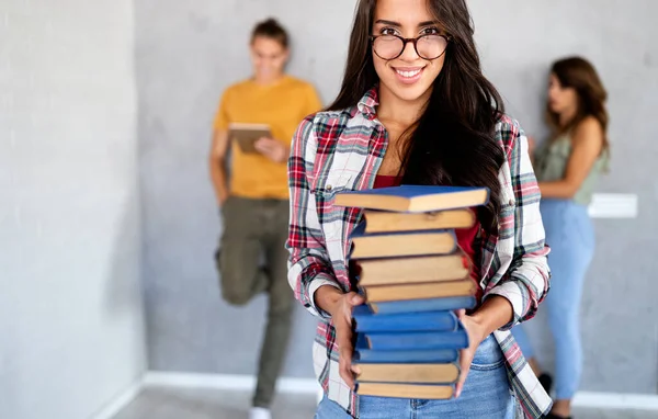 Desfrutar Vida Universitária Mulher Feliz Bonita Segurando Livros Sorrindo Com — Fotografia de Stock