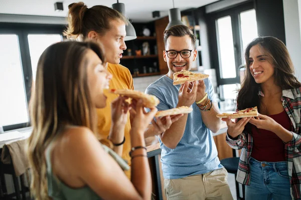 一群快乐的朋友 在家里开派对 吃披萨 玩得开心 — 图库照片