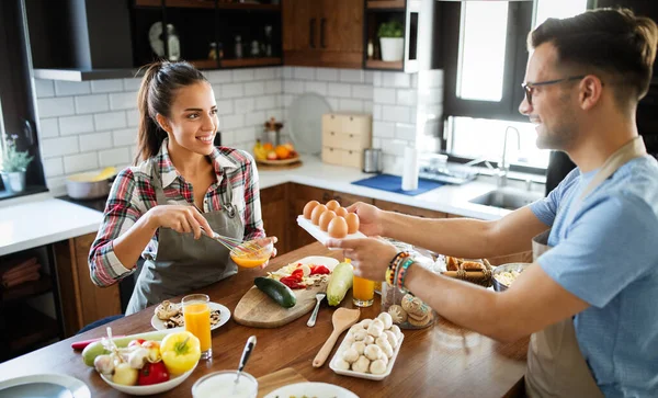 Hermosa Pareja Feliz Está Sonriendo Mientras Cocinan Juntos Cocina — Foto de Stock