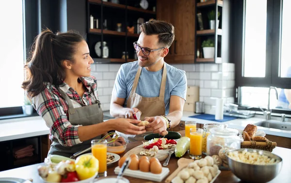 Jovem Casal Feliz Divertindo Cozinha Moderna Enquanto Prepara Comida Fresca — Fotografia de Stock