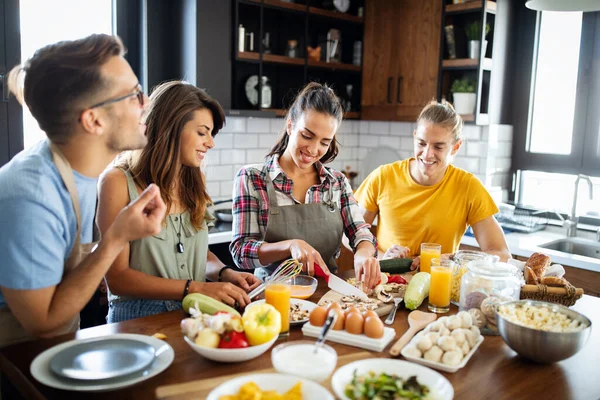 Joven Grupo Amigos Preparando Comida Divirtiéndose Cocina — Foto de Stock