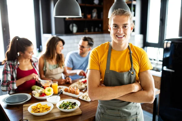 Jovem Grupo Amigos Preparando Refeição Divertindo Cozinha — Fotografia de Stock