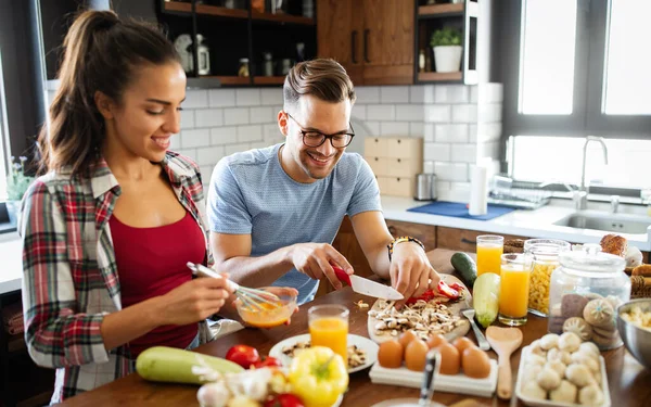 Glückliches Junges Paar Hat Spaß Moderner Küche Bei Der Zubereitung — Stockfoto