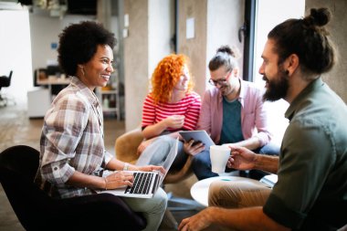 Ofisteki projede işbirliği yapan bir grup iş adamı.