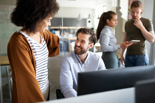 Programmeurs Werken Samen Bij Bedrijf — Stockfoto