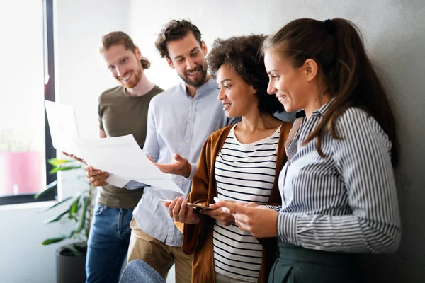 Fröhliche Mitarbeiter Geschäftsleute Büro Bei Betriebsversammlung — Stockfoto