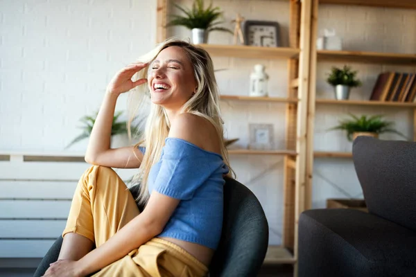 Retrato Mujer Sensual Hermosa Con Pelo Largo Rubio Casa —  Fotos de Stock