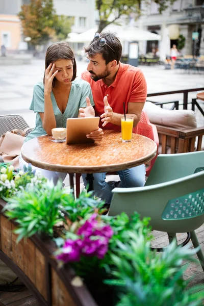 Pareja Feliz Bebiendo Café Divirtiéndose Cafetería Aire Libre Vacaciones Verano —  Fotos de Stock