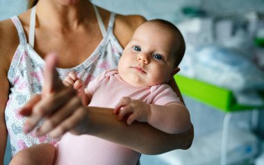 Hastanede küçük bir bebek ve annesi var. Yeni yaşam konsepti.