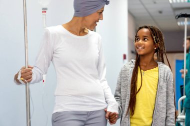 Kanser hastası son sınıf öğrencisi genç torununa hastanede sarılıyor. Aile destek kavramı.