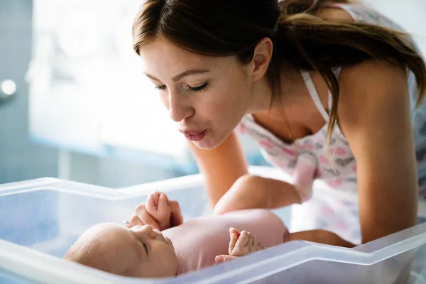 Kleine Baby Moeder Het Ziekenhuis Nieuw Levensconcept — Stockfoto