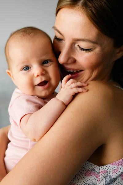 Mooie Jonge Moeder Haar Pasgeboren Baby Samen Liefde Geluk Familieconcept — Stockfoto