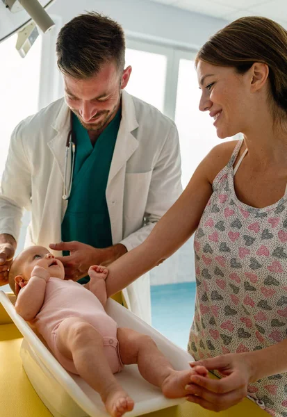 Mãe Segurando Bebê Para Médico Pediatra Para Examinar Conceito Saúde — Fotografia de Stock