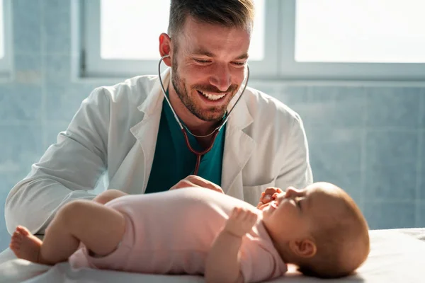 Médico Pediatra Feliz Examina Bebê Saúde Pessoas Conceito Exame — Fotografia de Stock