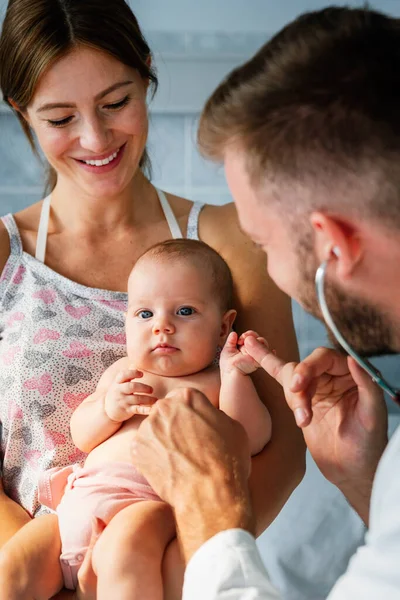 Matka Drží Dítě Pro Pediatra Aby Vyšetřila Koncept Zdravotní Péče — Stock fotografie