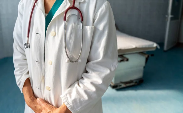 Hastanedeki Başarılı Kadın Doktorun Portresi Sağlık Ilaç Insan Konsepti — Stok fotoğraf