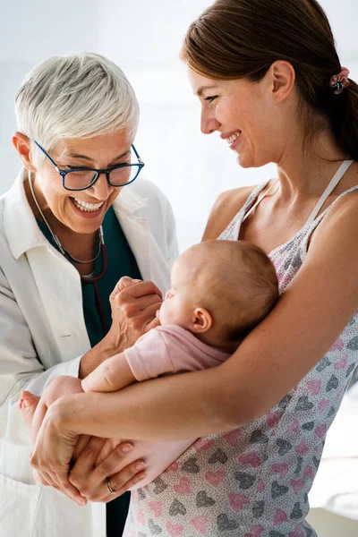 Kinderarts Met Gelukkige Moeder Baby Onderzoek Het Ziekenhuis Heatlhcare Familie — Stockfoto