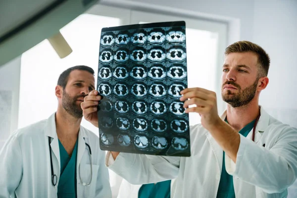 Grupo Médicos Equipo Médico Revisando Radiografías Hospital — Foto de Stock