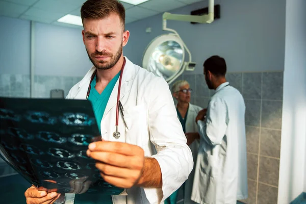 Doktor Tomografiye Bakıyor Teşhis Koymak Için Hastanede Mri Taraması Yapıyor — Stok fotoğraf