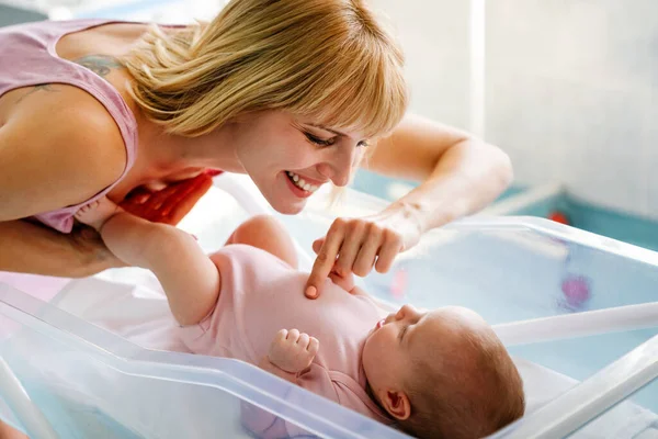 Keluarga Bahagia Ibu Dan Bayi Berciuman Tertawa Dan Memeluk — Stok Foto