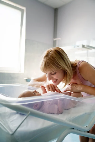 医院里的小宝宝和妈妈新生活概念 — 图库照片
