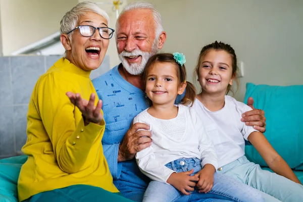 Glad Familj Besöker Äldre Manliga Patienten Sjukhussäng Hälso Och Sjukvård — Stockfoto
