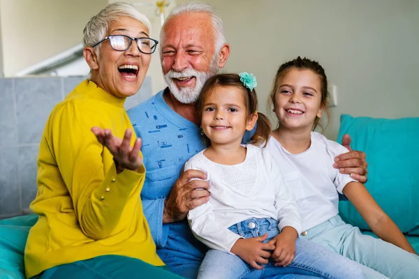 Família Feliz Visitando Paciente Masculino Sênior Cama Hospital Saúde Apoio — Fotografia de Stock