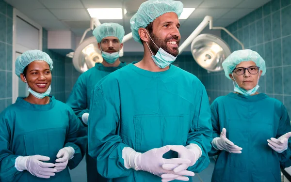 Retrato Uma Equipe Cirurgiões Médicos Bem Sucedida Dentro Sala Cirurgia — Fotografia de Stock