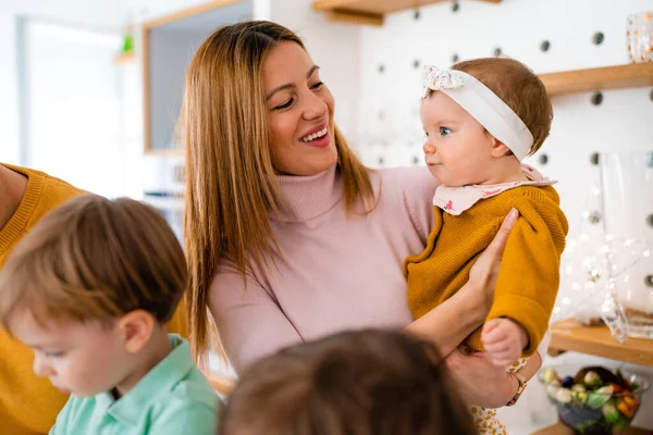 Mutfakta Mutlu Bir Aile Birlikte Yemek Pişiriyor Evde Sağlıklı Yiyecekler — Stok fotoğraf