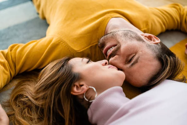 Pareja Feliz Amor Abrazando Disfrutando Tiempo Juntos Casa Familia Concepto —  Fotos de Stock