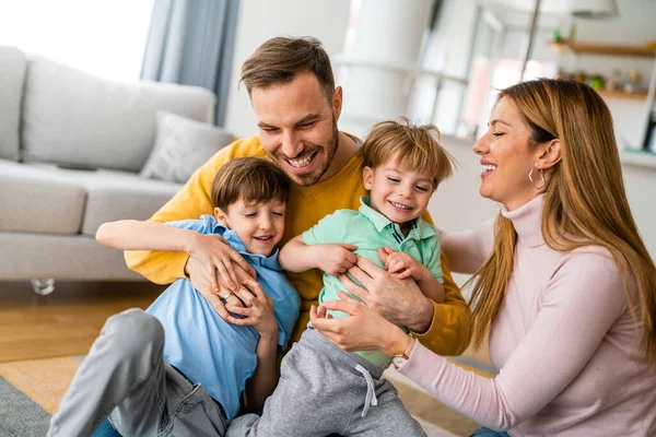 Família Feliz Com Crianças Brincando Abraçando Casa Felicidade Pessoas Parentalidade — Fotografia de Stock