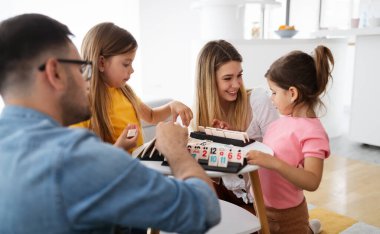 Mutlu, güzel bir aile evde eğleniyor ve birlikte vakit geçiriyor. Aile, aşk mutluluk konsepti
