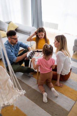 Mutlu, güzel bir aile evde eğleniyor ve birlikte vakit geçiriyor. Aile, aşk mutluluk konsepti