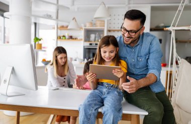 Eğitim ailesi çevrimiçi okul çocukları teknoloji tecrit kavramı