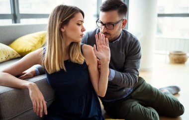 Stresli çift tartışıyor ve evlilik sorunları yaşıyor. İnsanlar, ilişki kavramı