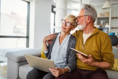 Mutlu son sınıf çifti teknoloji aletleri kullanıyor ve evde eğleniyor.