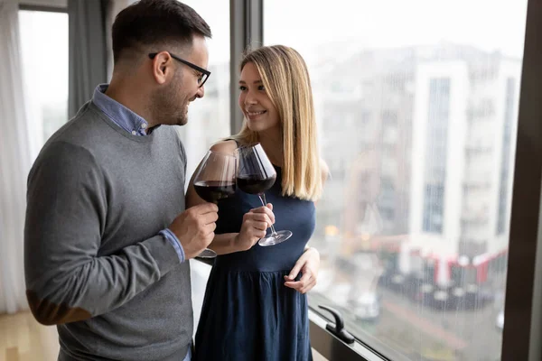 Glückliches Verliebtes Paar Trinkt Wein Und Hat Romantisches Date — Stockfoto