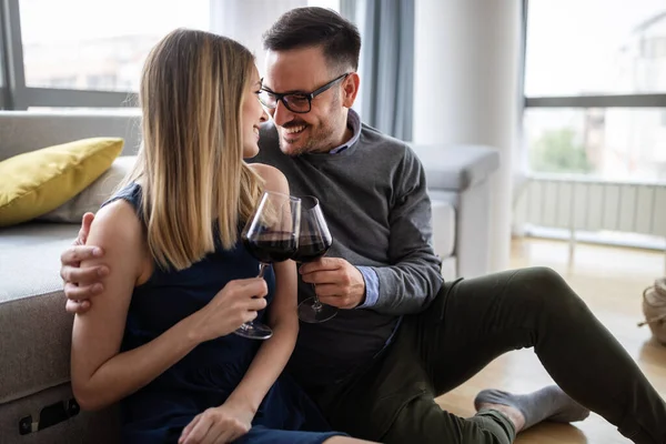 Romantisch Gelukkig Stel Dat Verliefd Wijn Drinkt Date Valentijnsdag Verjaardag — Stockfoto