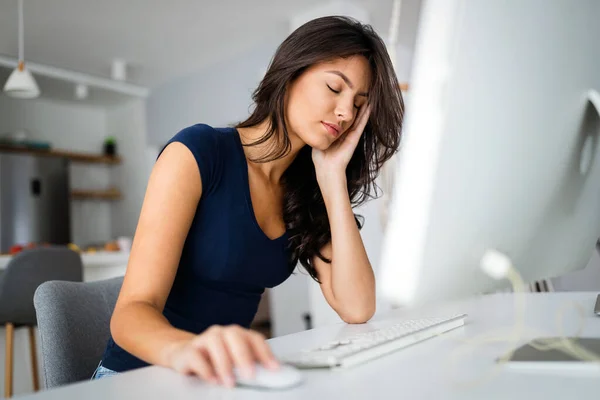 Jeune Belle Femme Affaires Étudiante Fatiguée Travail Bureau — Photo