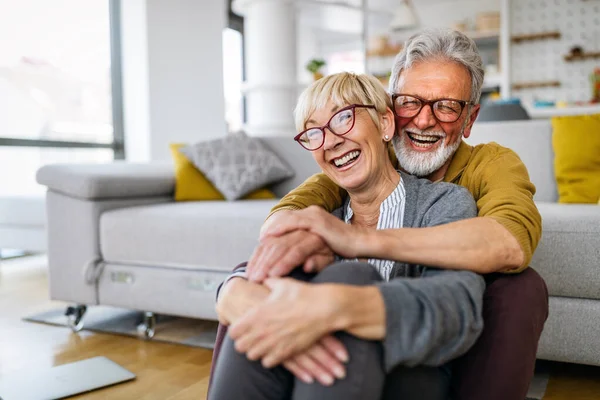 Feliz Casal Sênior Amor Abraço Ligação Com Verdadeiras Emoções Casa — Fotografia de Stock